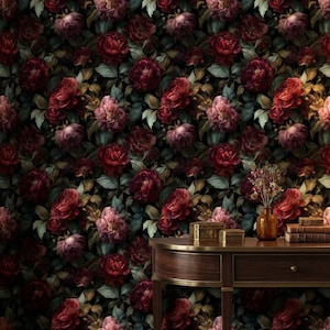 Può includere: Un design di carta da parati floreale scuro con un fitto motivo di rose rosse e rosa con foglie verdi su sfondo nero. Un tavolo in legno con dettagli dorati e oggetti decorativi in primo piano.