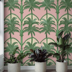 Carta da parati Palm Archway Tropical / Murale rimovibile rosa e verde per un look costiero retrò
