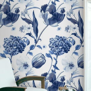 Carta da parati floreale Delft Blue Eleganza senza tempo Interni moderni