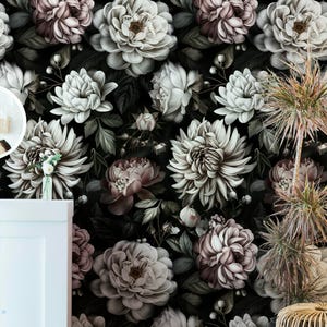 Hübsche Tapete mit Blumenmuster auf schwarzem Hintergrund, weiße, rosa und cremefarbene Blumen, anspruchsvolles botanisches Designwandbild