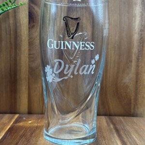Vaso Guinness personalizado: Vaso de cerveza con trébol irlandés grabado Regalo de cerveza grabado Regalo de Navidad para papá Abuelo Cumpleaños 60 21 70 50 imagen 2