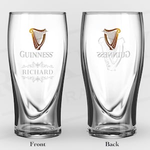 Op de afbeelding: Een gepersonaliseerd Guinness-pintglas met de tekst "GUINNESS" en "RICHARD" gegraveerd op de voorkant. De achterkant van het glas heeft het Guinness-harplogo.