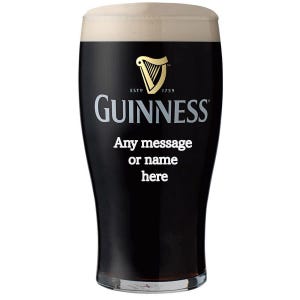 Op de afbeelding: Een zwart pintglas met een wit Guinness-logo en de tekst "ESTD 1759" en "Any message or name here".