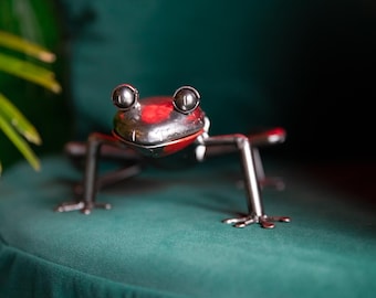 metal frog sculpture