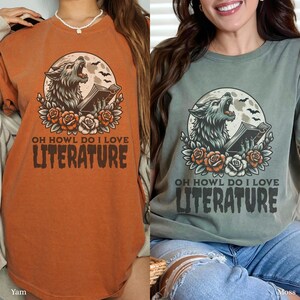 Wolf Halloween Reading Shirt Comfort Colors Tee Book Lover Gift Dark Academia Spooky English Teacher Tee Werewolf Funny Gift for Reader Bild 2