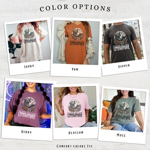 Wolf Halloween Reading Shirt Comfort Colors Tee Book Lover Gift Dark Academia Spooky English Teacher Tee Werewolf Funny Gift for Reader Bild 5