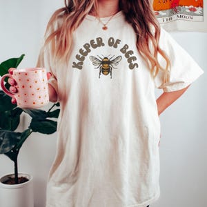Beekeeper Shirt Bee T Shirt Honey Bee T-shirt Bee Keeper Tshirt Beekeeping Shirt Vintage Bee Graphic Tee Comfort Colors Gift For Bee Lovers Ivory
