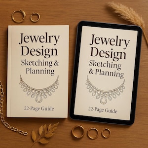 Peut inclure: Un livre et une tablette affichant "Jewelry Design Sketching & Planning" avec une illustration de collier. Des boucles d'oreilles et des bagues dorées sont disposées sur une surface en bois. Une chaîne dorée et une tige de plante séchée sont également présentes.