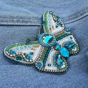 BUTTERFLY brooch. Pearl embroidered brooch in white and turquoise.