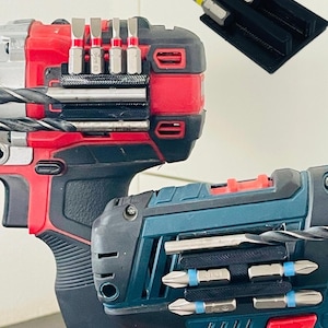 Può includere: Primo piano di due trapani a batteria, uno rosso e nero, l'altro verde acqua e nero. Entrambi i trapani hanno varie punte attaccate. È visibile anche un supporto nero con tre punte aggiuntive. L'immagine evidenzia gli strumenti e i loro accessori.