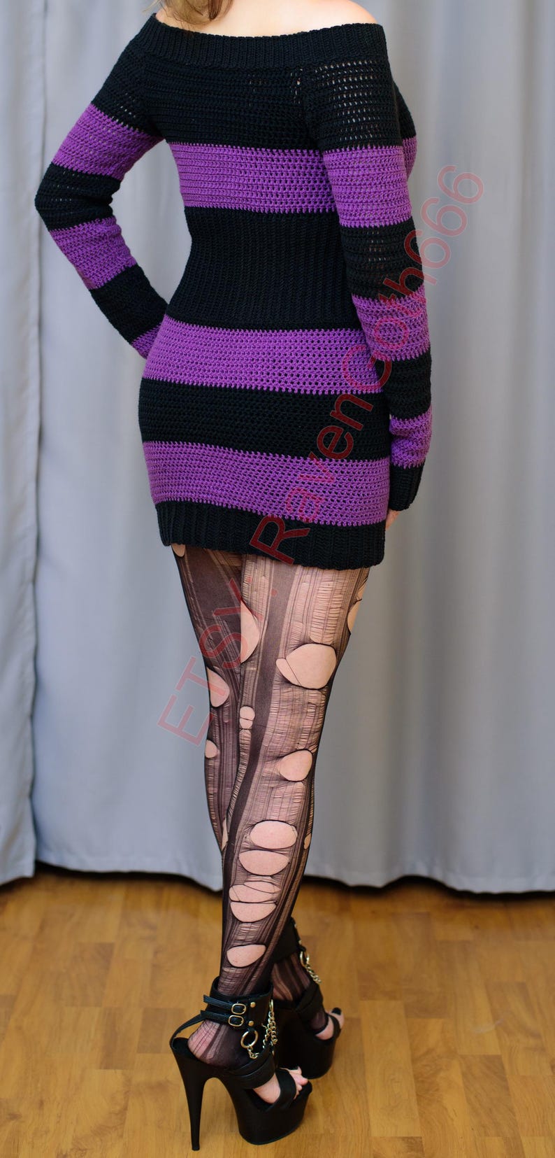 Pode incluir: Um vestido de croch&ecirc; listrado em preto e roxo, com ombros de fora. O vestido &eacute; combinado com meias pretas rasgadas e saltos altos pretos com plataforma. A roupa &eacute; uma declara&ccedil;&atilde;o de moda ousada.