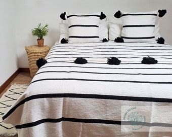 Couverture Marocaine à Pompons avec ses 2 Housses de coussin, Couverture Berbère tissée à la main, Couverture Noir et Blanc en coton