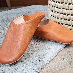 Cognac Moroccan slippers in natural leather, Unisex slippers handmade from soft leather and dyed with natural colors