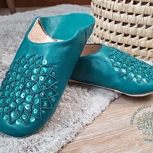 Babouches Marocaines Aqua, Babouche pour Femmes Fait Main à Partir de Cuir Souple et Teintée Avec des Couleurs Naturelles