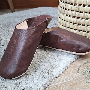 Dunkelbraune Marokkanische Lederschlappen, Handgefertigte Frauen-Babouche Aus Organischem Weichem Leder und Gefärbt Mit Natürlicher Farbe