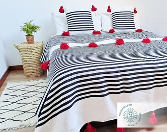 Couverture pompon marocain avec ses 2 housses d'oreillers, couverture chaude berbère, couverture en coton noir et blanc avec pompons rouges