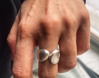Anillo de rock, anillo de plata llamativo, anillo de forma orgánica, anillo de plata de ley, anillo de banda abierta, anillo minimalista, anillo escultural, anillo moderno