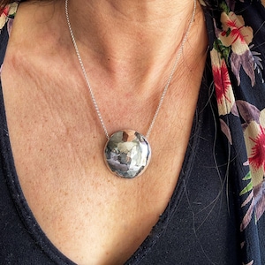 Colar com pingente circular de prata esterlina martelada: joia minimalista de lua cheia