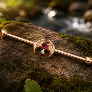 Piercing industriale Angel in oro rosa 14 carati, gioiello per piercing all'elice e alla cartilagine con cuore di rubino e diamanti.
