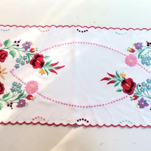 Chemin de table brodé fait à la main Kalocsa vintage hongrois personnalisé, motif de fleur de linge de table d&#39;art folklorique, nappe de modèle de couture, cadeaux