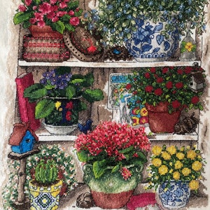 Vintage Kreuzstich ein farbenfroher Traumschrank mit Pflanzen, Blumen, Zitronen, Delfter Porzellan und Büchern aus den 1990er Jahren