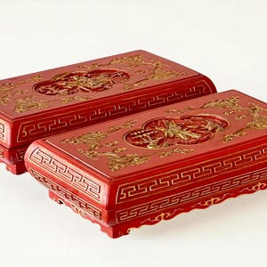 Set med kinesiska rödlackerade bröllopspresentaskar, snidade, förgyllda, ca 1910