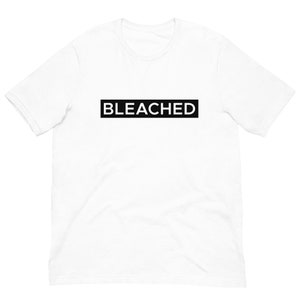 K&ouml;nnte beinhalten: Wei&szlig;es T-Shirt mit einem schwarzen Rechteck, auf dem "BLEACHED" in wei&szlig;en Buchstaben steht.