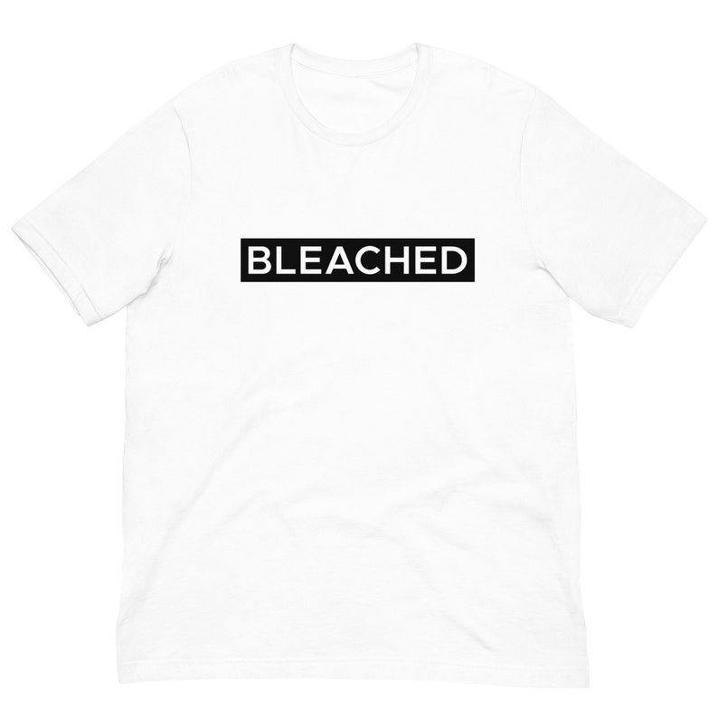 K&ouml;nnte beinhalten: Wei&szlig;es T-Shirt mit einem schwarzen Rechteck, auf dem "BLEACHED" in wei&szlig;en Buchstaben steht.