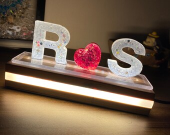 Harz Name Initial LED Stand mit All glow Personalisiertes Nachtlicht, Holzständer, getrocknete gepresste Blumen, Nachtlampe