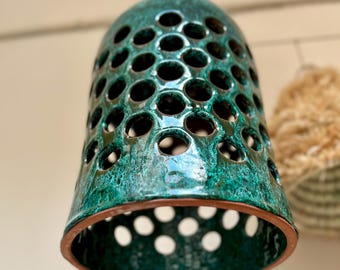 Handgemaakte groen geglazuurde keramische hanglamp - Boho Hole Design