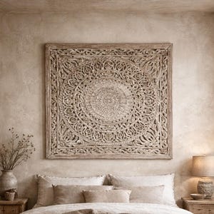 Könnte beinhalten: Ein großes, rechteckiges Wandpaneel aus hellbraunem Holz mit einem aufwendigen, handgeschnitzten kreisförmigen Mandala-Design, das symmetrische Blumen- und Geometriemuster aufweist und von einem einfachen Rahmen eingefasst ist.