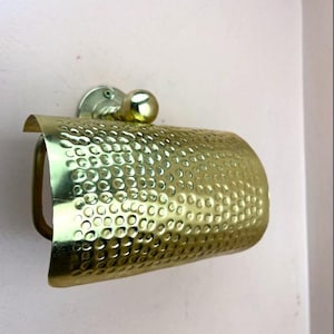 Porta rotolo di carta igienica artigianale in ottone massiccio con coperchio protettivo inciso ornato