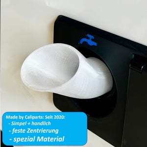 Könnte beinhalten: Ein weißes, trichterförmiges Objekt ist in eine schwarze, rechteckige Halterung eingesetzt. Die Halterung hat ein blaues Wasserhahn-Symbol. Text auf einem blauen Rechteck: Made by Caliparts: Seit 2020: - Simpel + handlich - feste Zentrierung - spezial Material.
