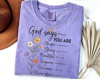 Camiseta con versículo bíblico cristiano "Dios dice que eres tú" de Comfort Colors