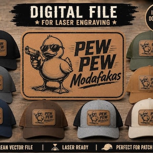 Könnte beinhalten: Eine digitale Datei für Lasergravuren mit einem rechteckigen Design, das eine Comic-Ente mit Sonnenbrille und einer Handfeuerwaffe zeigt, begleitet vom Text PEW PEW Modafakas. Das Design ist auf acht Baseballkappen in verschiedenen Farben zu sehen.