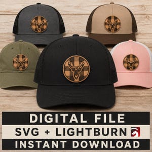 Könnte beinhalten: Fünf Baseballkappen in Anthrazit, Beige, Oliv, Schwarz und Rosa, jeweils mit einem runden Aufnäher mit braun-schwarzem Karomuster und einer Hirschkopf-Silhouette. Text: DIGITAL FILE SVG + LIGHTBURN INSTANT DOWNLOAD.