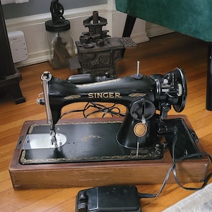 1920&#39;s Singer Sewing Machine ***NO SHIPPING, PICKUPONLY***