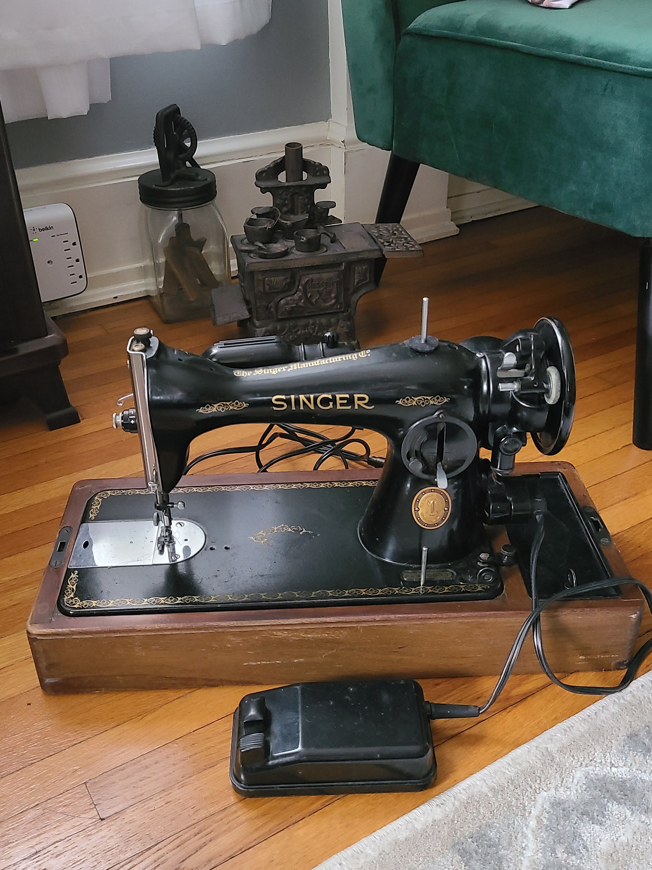 Singer Sewing Machine Made 1920 With Case And Works G8023264 Vintage