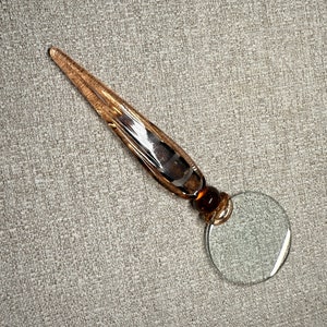 Marcador con lupa de cristal de Murano Va Bene Abrecartas iridiscente