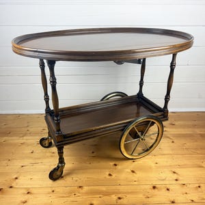 Vintage houten theewagen met neerklapbare zijkanten – elegante serveerwagen op wielen – barwagen uit het midden van de eeuw