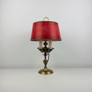 Lampada da tavolo antica francese Bouillotte del 1890 / Lampada da tavolo a candelabro in ottone con paralume in tole rosso
