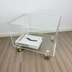 Vintage Lucite Rollwagen mit goldfarbenen Rollen – 1970er Space Age Beistelltisch / Plexiglas Zeitschriftenhalter
