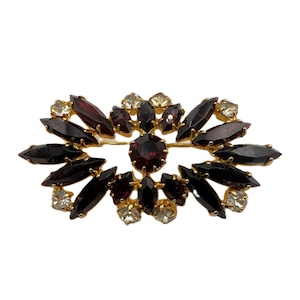Vintage Red Rhinestone Brooch – Elegant Gold-Tone Floral Design – Mid-Century Jewelry