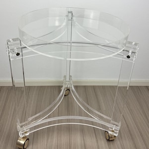Großer Vintage Lucite Rollwagen – Runder Acryl Beistelltisch mit goldfarbenen Rollen, 1970er Space Age Barwagen
