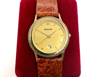 Vintage Bulova Goldfarbene Uhr mit echtem braunem Lederarmband - Swiss Made Elegance