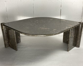 Table basse en forme de goutte en marbre par Angelo Mangiarotti, Italie, 1980s