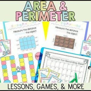 Può includere: Materiali didattici per l'apprendimento di area e perimetro. L'immagine mostra fogli di lavoro, giochi e carte con illustrazioni colorate. Il testo include "Area & Perimeter", "Lessons, Games, & More" e istruzioni per misurare oggetti.