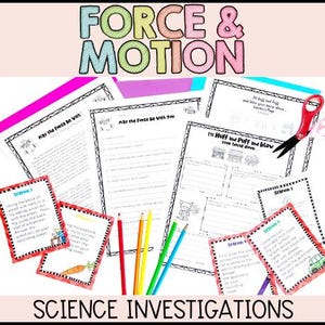 Puede incluir: Materiales educativos de investigación científica con el texto "FORCE & MOTION" y "SCIENCE INVESTIGATIONS". La imagen incluye hojas de trabajo, tarjetas de tareas, lápices de colores y tijeras. Las hojas de trabajo tienen el texto "May the Force Be With You" y "I'll Huff and Puff and blow your house down".