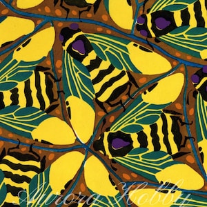 Könnte beinhalten: Ein sich wiederholendes Muster aus stilisierten Bienen mit gelben Flügeln und schwarz-gelb gestreiften Körpern. Der Hintergrund ist braun mit blauen und orangefarbenen Akzenten. Die Bienen sind in einem symmetrischen Design angeordnet.