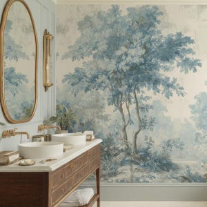 Peut inclure: Salle de bain luxueuse avec une fresque murale bleue et blanche représentant une scène de forêt. Elle comprend une baignoire îlot, une coiffeuse en bois avec deux vasques et des robinets dorés. Design classique et élégant.